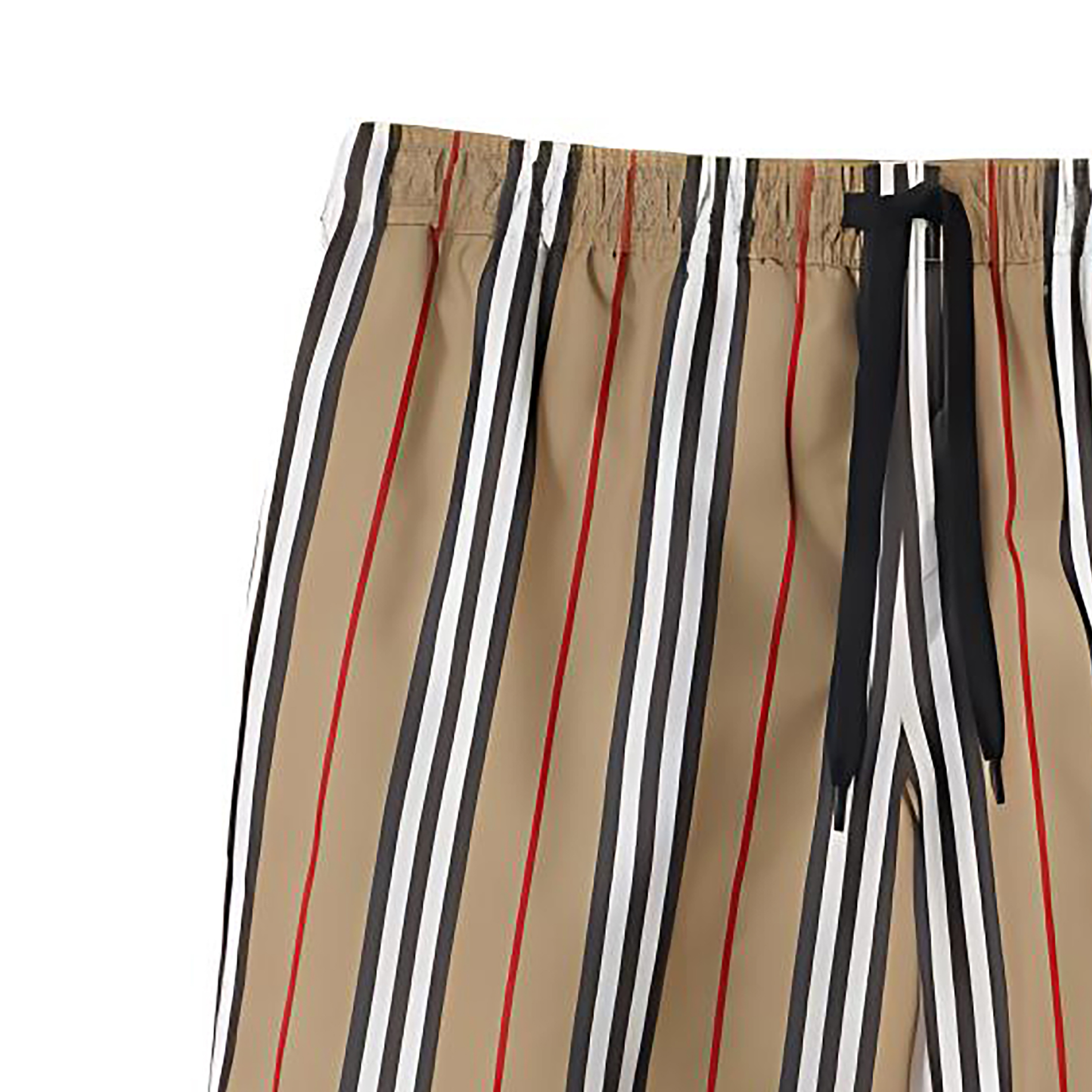 Shop 버버리 SS24 스트라이프 프린트 드로스트링 비치 쇼츠 카키. 80843201