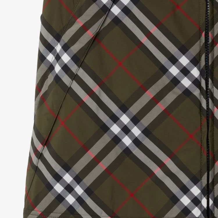 Sizing Burberry SS24 Jaket Vest Zip Dalam Corak Kotak Hijau Gelap. 81018491