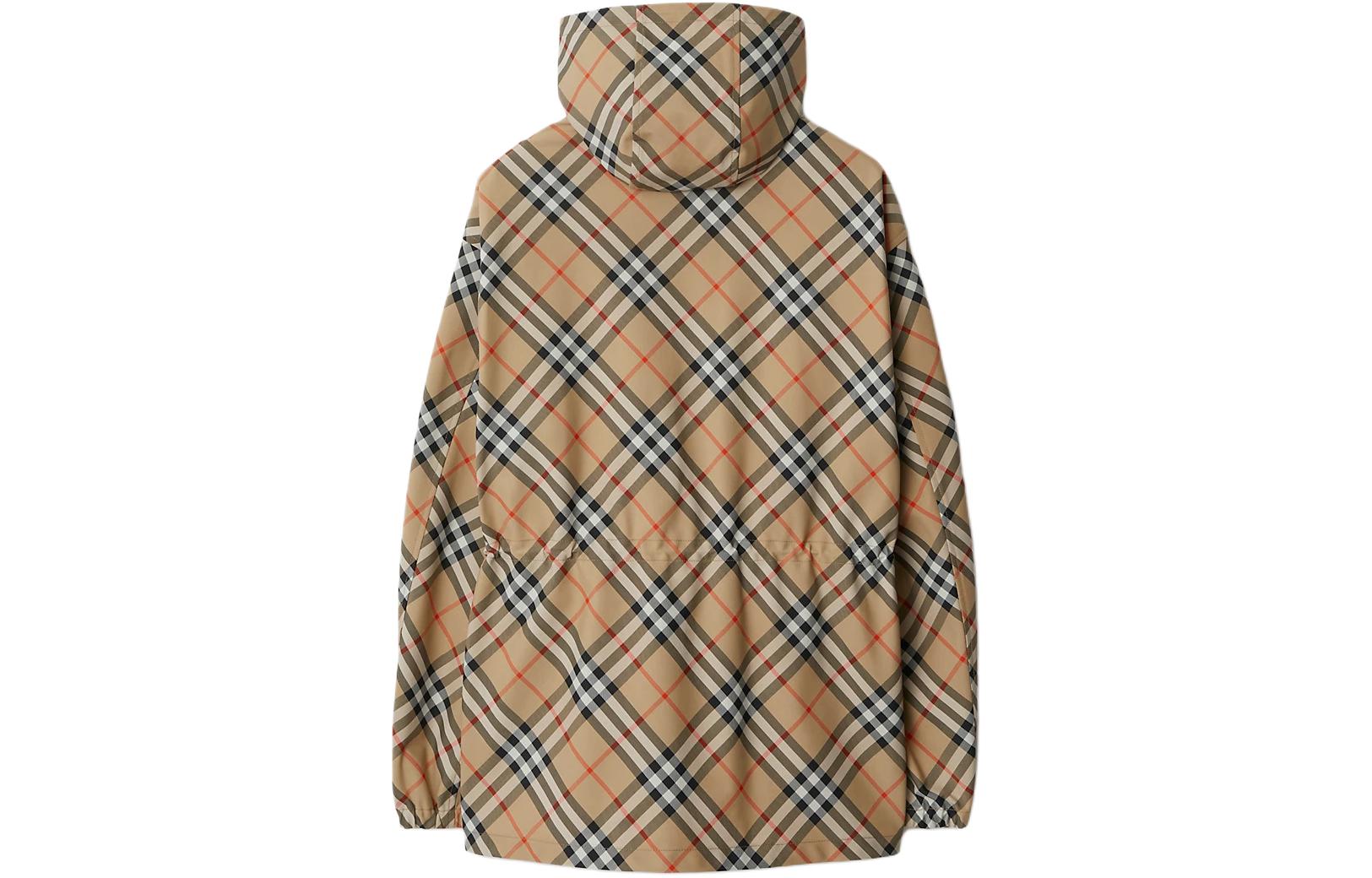 Lookbook Burberry SS24 Jaket Kasual Hood Boleh Ditanggalkan Zip Kotak Beige. 80893221