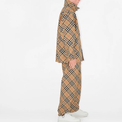 Burberry SS24 Jaket Kasual Hood Boleh Ditanggalkan Zip Kotak Beige. 80893221 Sizing Burberry SS24 Jaket Kasual Hood Boleh Ditanggalkan Zip Kotak Beige. 80893221