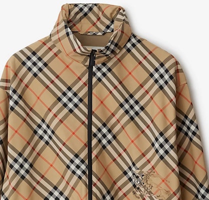 Burberry SS24 Jaket Kasual Hood Boleh Ditanggalkan Zip Kotak Beige. 80893221 1