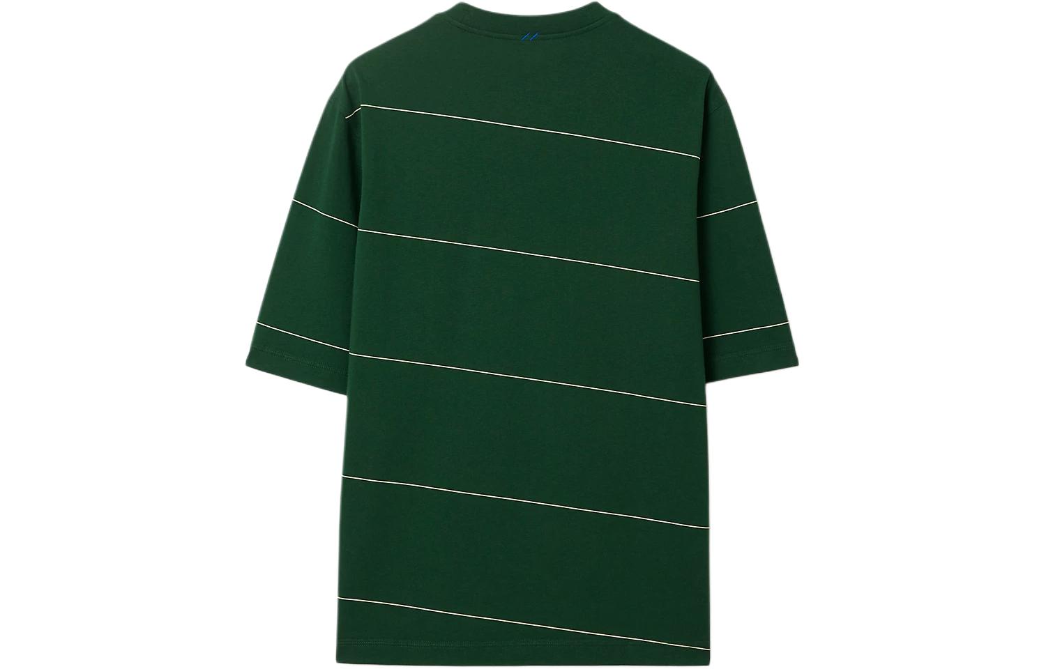Lookbook 버버리 SS24 아이비 그린 로고 자수 스트라이프 반팔 티셔츠 남성용. 80836111