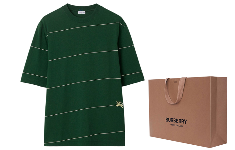 Shop 버버리 SS24 아이비 그린 로고 자수 스트라이프 반팔 티셔츠 남성용. 80836111