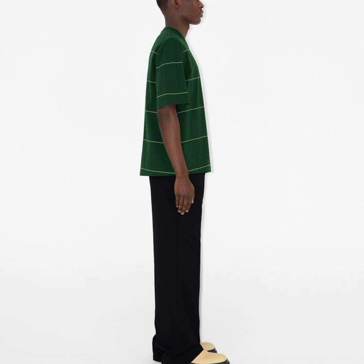 Sizing 버버리 SS24 아이비 그린 로고 자수 스트라이프 반팔 티셔츠 남성용. 80836111