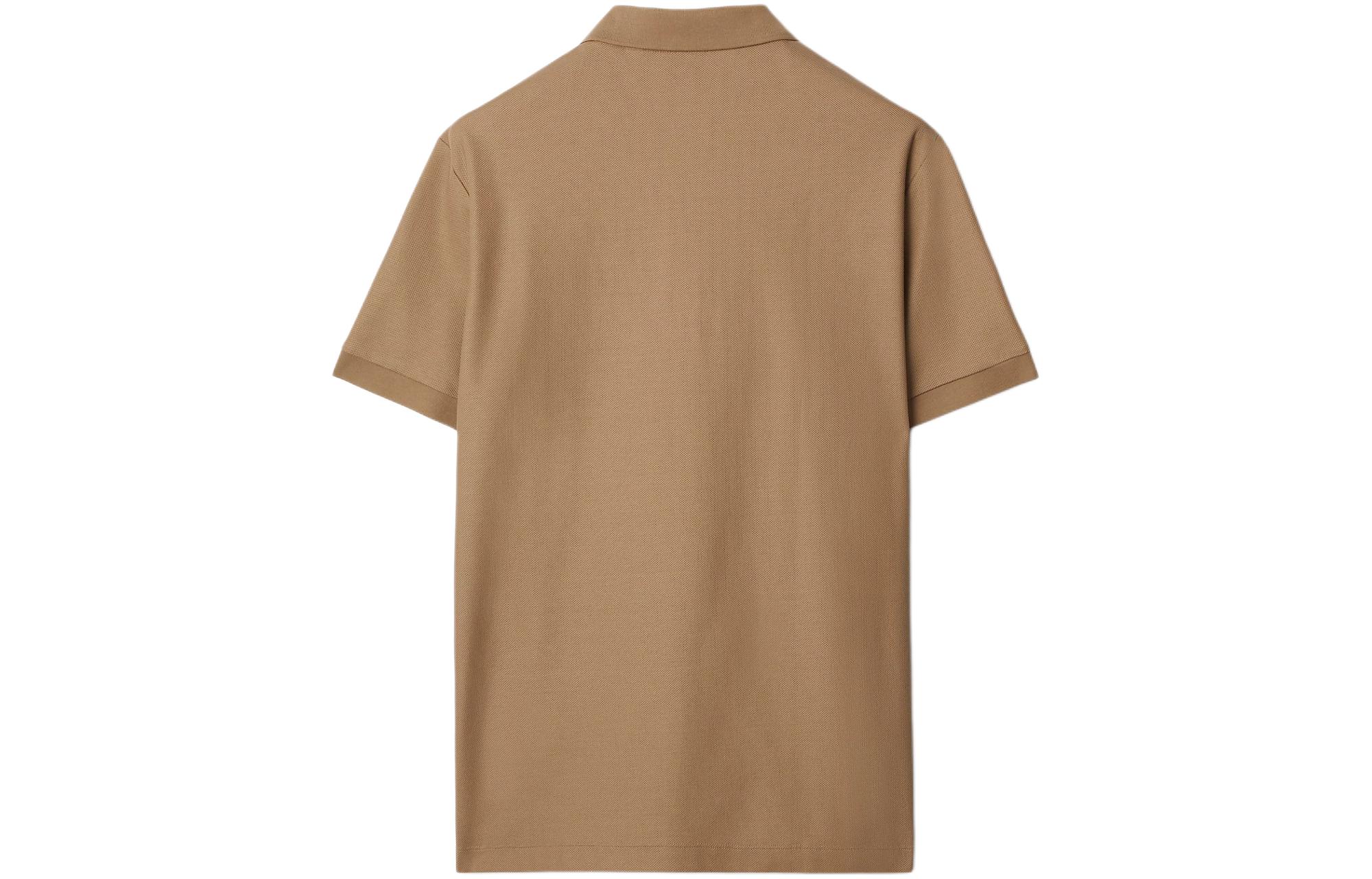 Lookbook Burberry SS24 男士驼色标志刺绣短袖 Polo 衫. 80844381