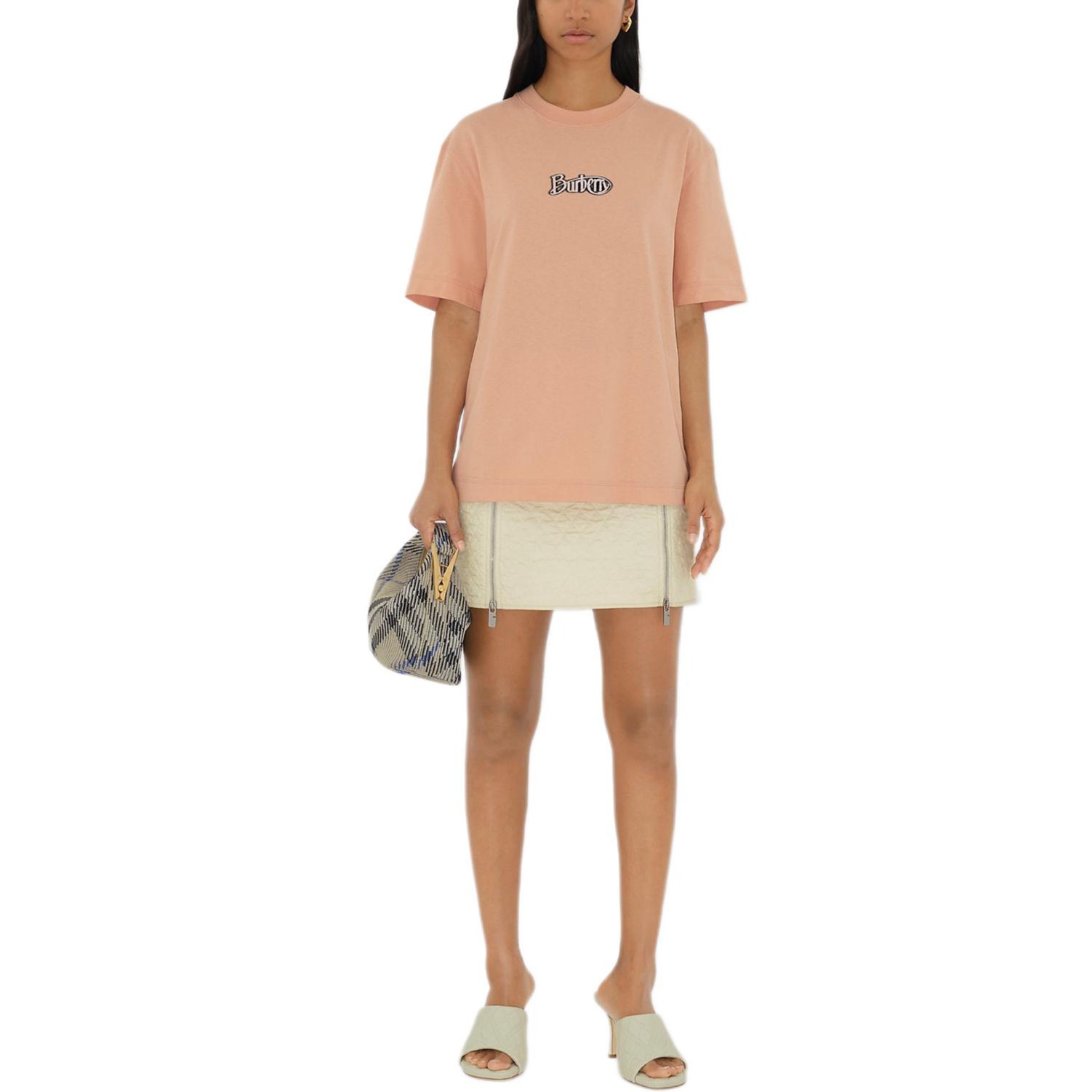 Lookbook Burberry SS24 女款粉色Logo印花短袖上衣。 80998351