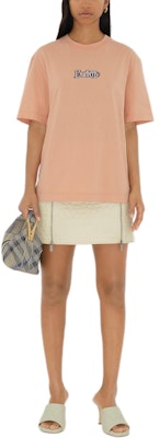 バーバリー SS24 ロゴ フロック クルーネック Tシャツ ピンク レディース. 80998351 Lookbook バーバリー SS24 ロゴ フロック クルーネック Tシャツ ピンク レディース. 80998351