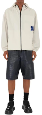 버버리 SS24 화이트 나이트 로고 프린트 집 후드 재킷 남성용 80903951 Shop 버버리 SS24 화이트 나이트 로고 프린트 집 후드 재킷 남성용 80903951