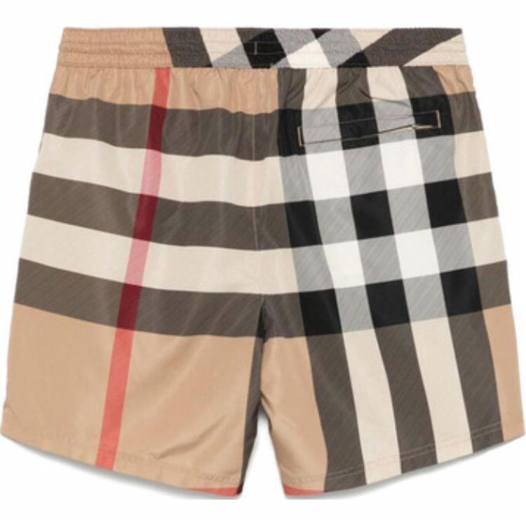 Lookbook Burberry SS25 經典格紋抽繩口袋男士泳褲 卡其色。 81072721