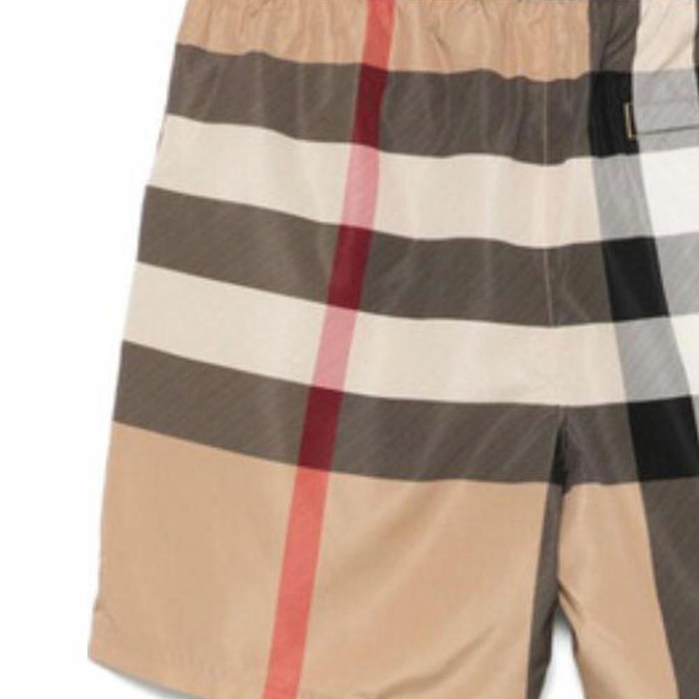 Shop Burberry SS25 經典格紋抽繩口袋男士泳褲 卡其色。 81072721