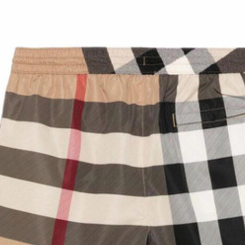 Purchase Burberry SS25 經典格紋抽繩口袋男士泳褲 卡其色。 81072721