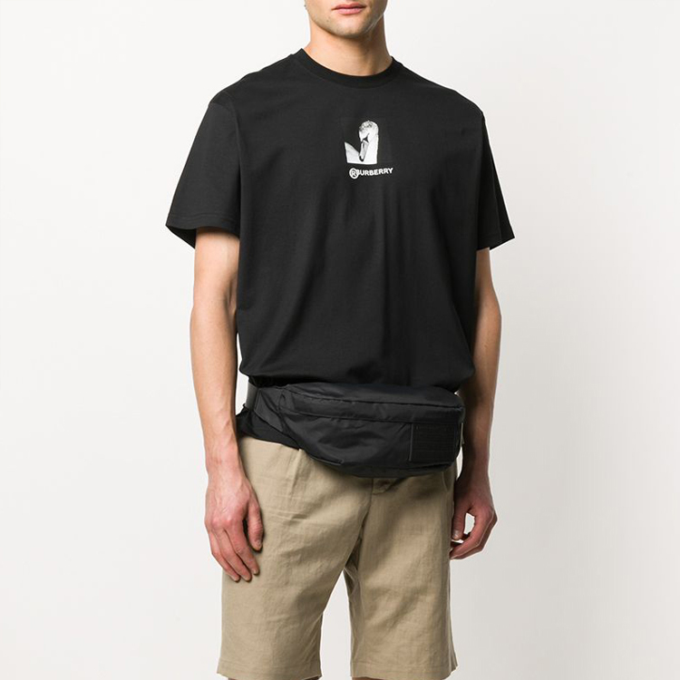 Lookbook 버버리 스완 로고 프린트 코튼 릴랙스드 티셔츠 유니섹스 블랙 45638051