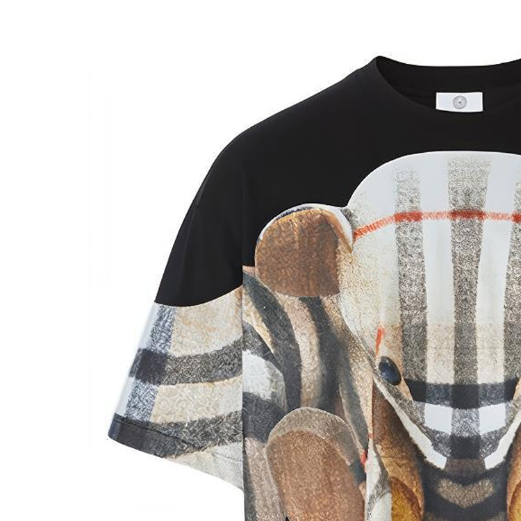 Sizing Kaos Hitam Longgar Pria Burberry Thomas Bear Graphic. 80495681