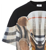 Kaos Hitam Longgar Pria Burberry Thomas Bear Graphic. 80495681 Sizing Kaos Hitam Longgar Pria Burberry Thomas Bear Graphic. 80495681