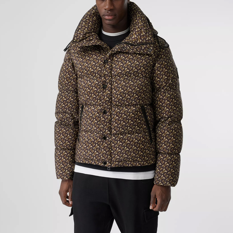 Shop Burberry 棕色字母印花可拆袖羽絨外套 80211851