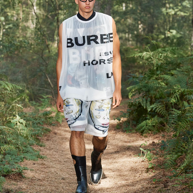 Lookbook Burberry White Ocean Sketch Print Pleated Casual Shorts. 45674561