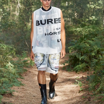 Shorts Casuales Plisados Burberry Blancos con Estampado Boceto Oceánico. 45674561 Lookbook Shorts Casuales Plisados Burberry Blancos con Estampado Boceto Oceánico. 45674561