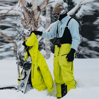 Lookbook BURTON AK GORE-TEX 3L PRO 防水滑雪背帶褲 綠色 男款 21042102700