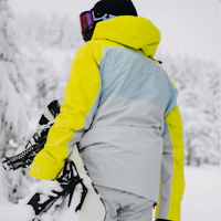 Shop BURTON AK SWASH 2L 雙色滑雪外套 黃色 帽T式滑雪板服裝 10001109700