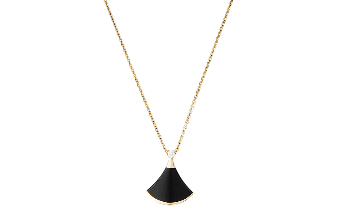 Lookbook BVLGARI DIVAS’ DREAM Black Onyx 18K Rose Gold Necklace Unisex Couples Style. CL857213