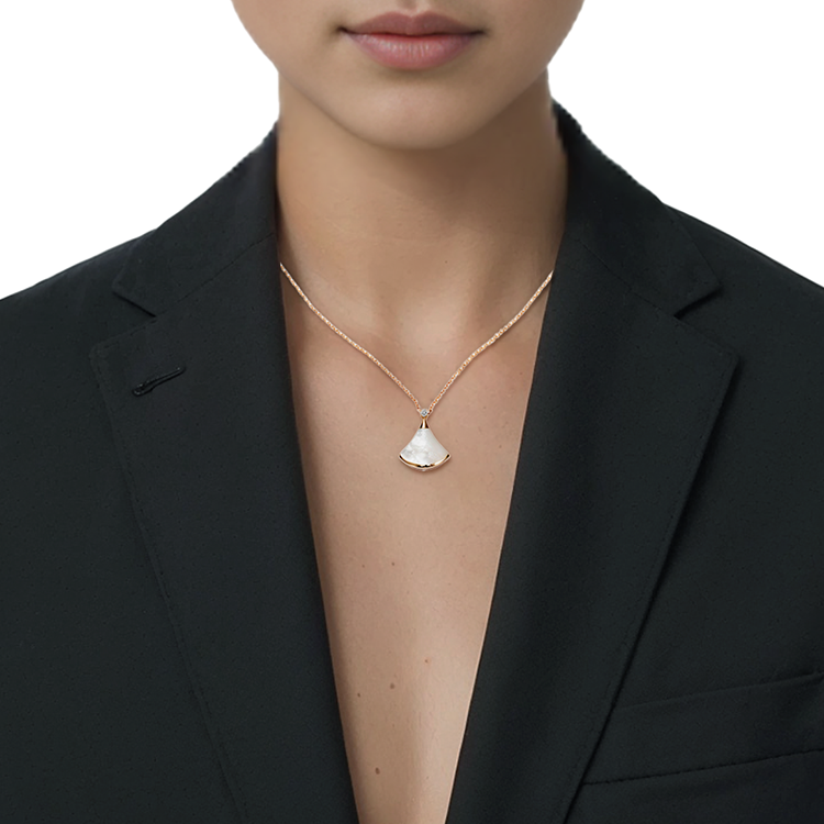 Lookbook BVLGARI DIVAS’ DREAM Fan Pendant Small 18k Rose Gold Necklace Unisex White CL857185-350581