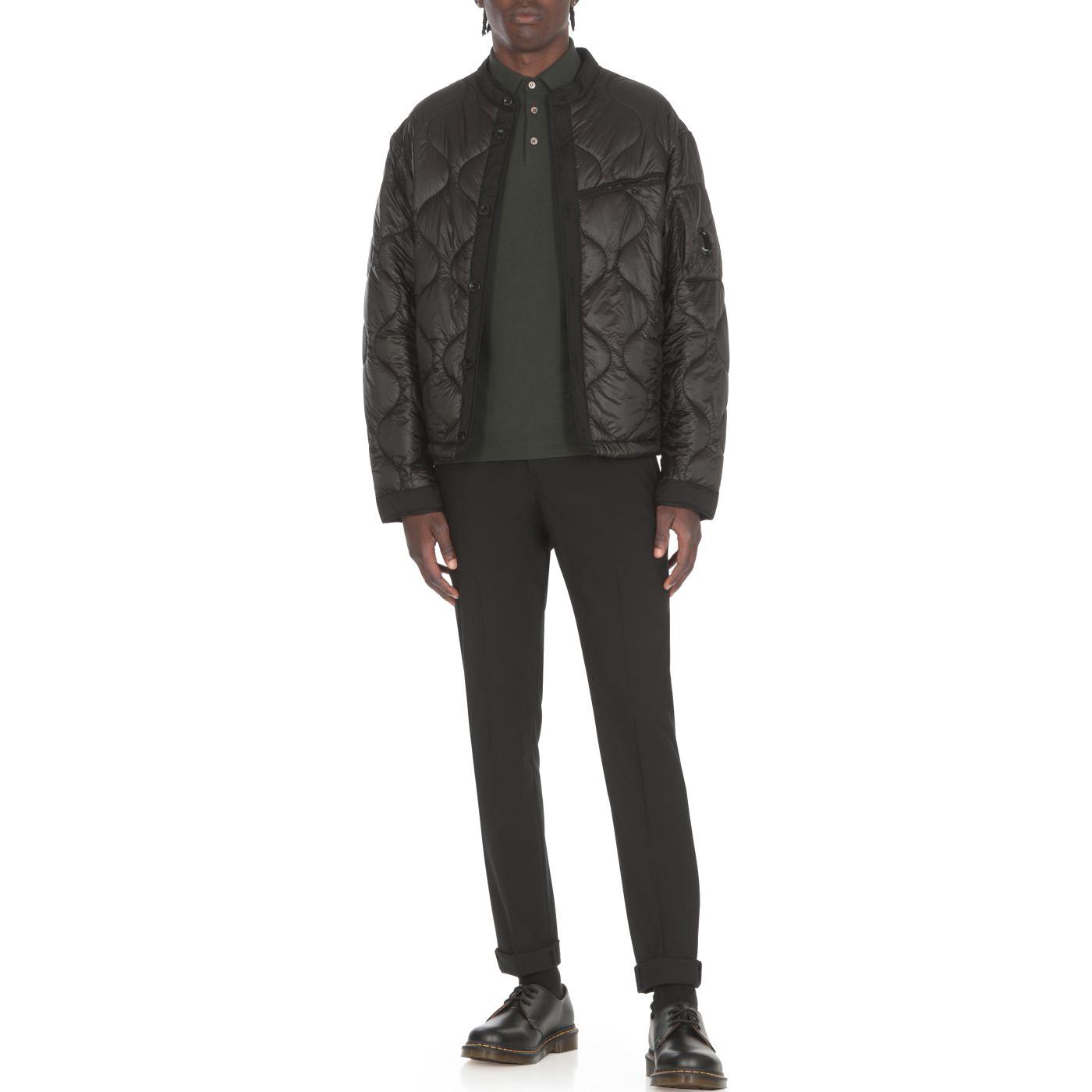 Lookbook C.P. カンパニー ブラック ロゴ アームバッジ ジップ 長袖ジャケット. CMOW077A110158A999