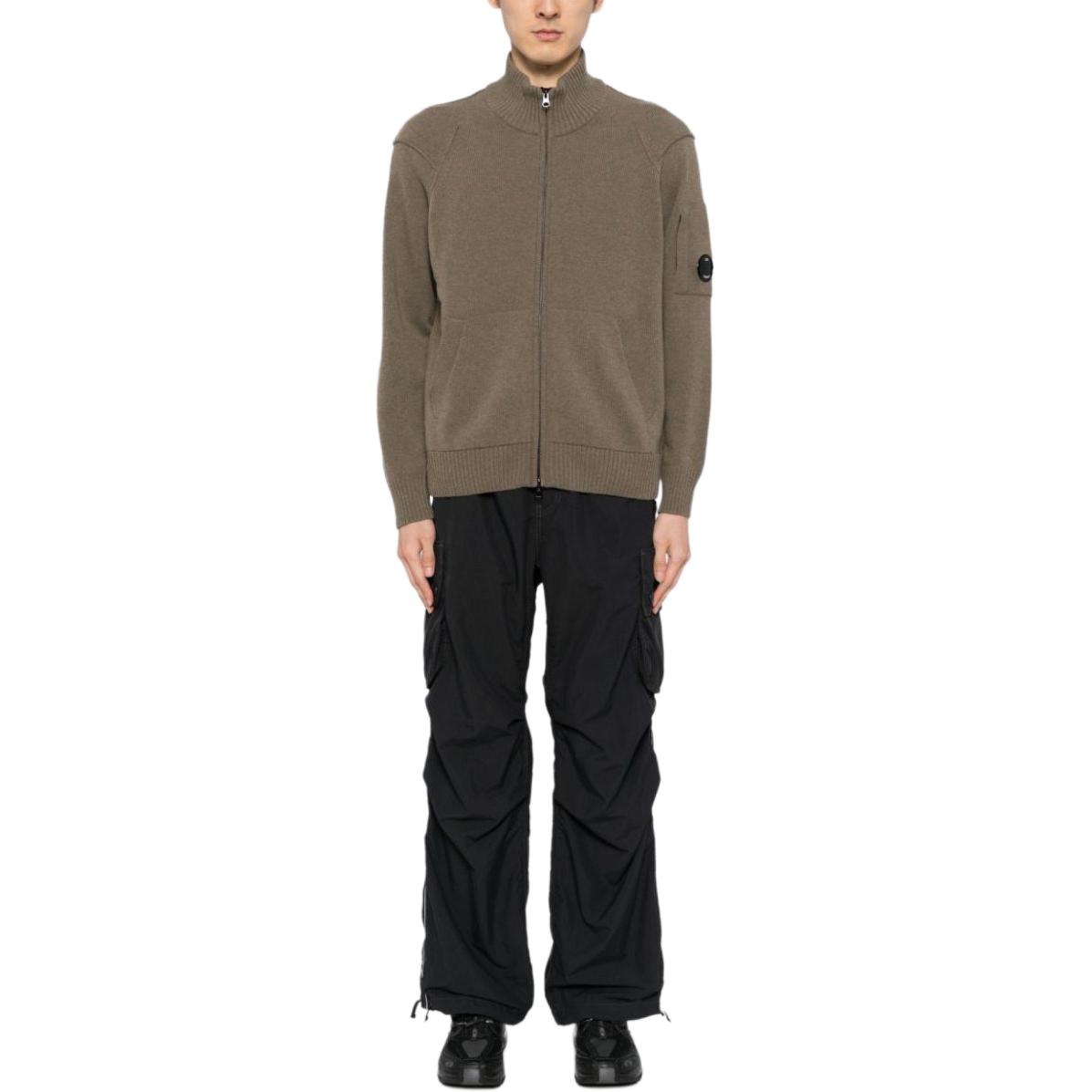 Lookbook C.P. Company Sweater Coklat Full-Zip Leher Tinggi CMKN143A110149A359