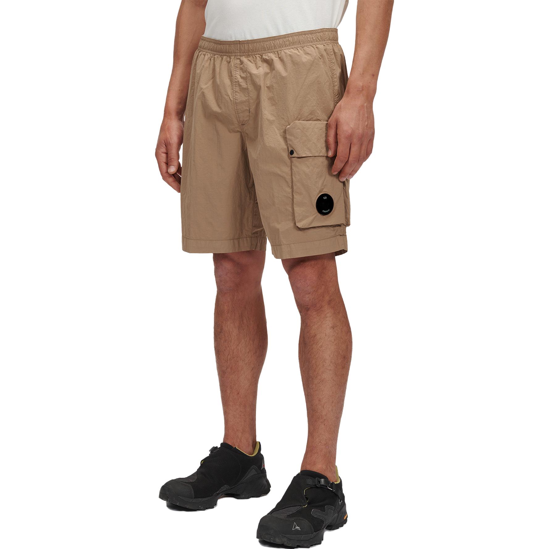 Lookbook C.P. Company Celana Pendek Coklat Solid Elastis Pinggang Lurus. 14CMBW217A005991G339