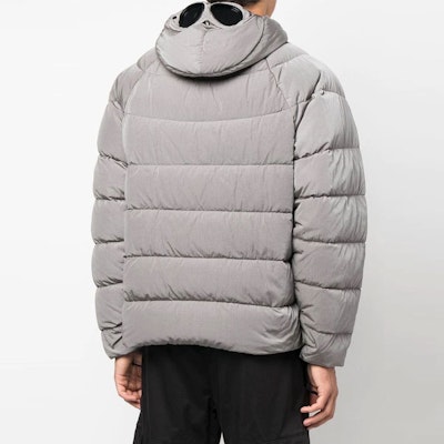 C.P. 컴퍼니 FW22 그레이 다운 후드 집업 재킷 13CMOW027A006369G939 Shop C.P. 컴퍼니 FW22 그레이 다운 후드 집업 재킷 13CMOW027A006369G939