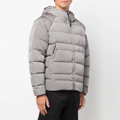C.P. 컴퍼니 FW22 그레이 다운 후드 집업 재킷 13CMOW027A006369G939 Purchase C.P. 컴퍼니 FW22 그레이 다운 후드 집업 재킷 13CMOW027A006369G939