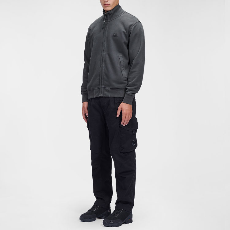 Lookbook C.P. カンパニー FW22 グレー ニット ジップアップ ジャケット 刺繍ロゴ入り. 13CMSS312A006372G985