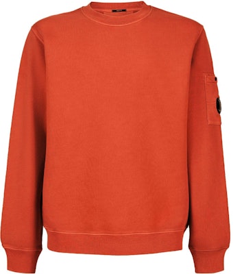 C.P. カンパニー FW23 レッド クルーネックスウェットシャツ スリーブレンズロゴ付き 15CMSS008A006372R547 Order C.P. カンパニー FW23 レッド クルーネックスウェットシャツ スリーブレンズロゴ付き 15CMSS008A006372R547