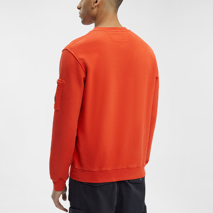 Shop C.P. カンパニー FW23 レッド クルーネックスウェットシャツ スリーブレンズロゴ付き 15CMSS008A006372R547