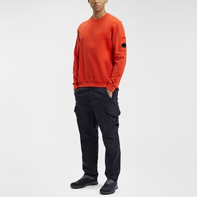 C.P. カンパニー FW23 レッド クルーネックスウェットシャツ スリーブレンズロゴ付き 15CMSS008A006372R547 Purchase C.P. カンパニー FW23 レッド クルーネックスウェットシャツ スリーブレンズロゴ付き 15CMSS008A006372R547