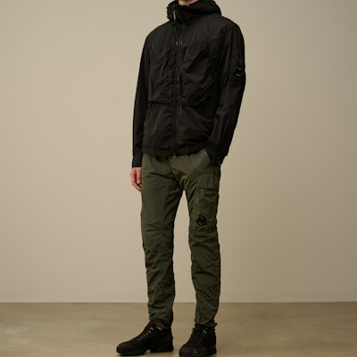 C.P. カンパニー FW24 グリーン レンズロゴ エラスティック ウエストパンツ CMPA247A005904G674 Lookbook C.P. カンパニー FW24 グリーン レンズロゴ エラスティック ウエストパンツ CMPA247A005904G674