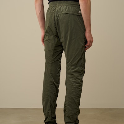 C.P. カンパニー FW24 グリーン レンズロゴ エラスティック ウエストパンツ CMPA247A005904G674 Shop C.P. カンパニー FW24 グリーン レンズロゴ エラスティック ウエストパンツ CMPA247A005904G674