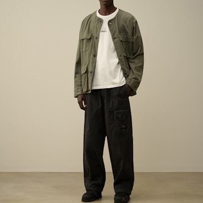 C.P. カンパニー FW24 ルーズフィット 刺繍ロゴパッチ カーゴパンツ ブラックサンド CMPA109A006134G995 Lookbook C.P. カンパニー FW24 ルーズフィット 刺繍ロゴパッチ カーゴパンツ ブラックサンド CMPA109A006134G995
