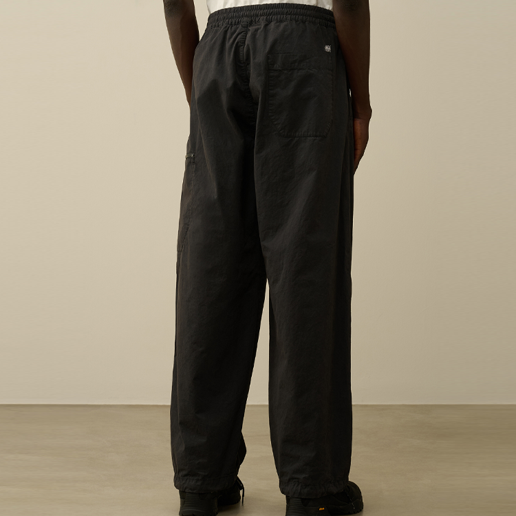 Shop C.P. カンパニー FW24 ルーズフィット 刺繍ロゴパッチ カーゴパンツ ブラックサンド CMPA109A006134G995