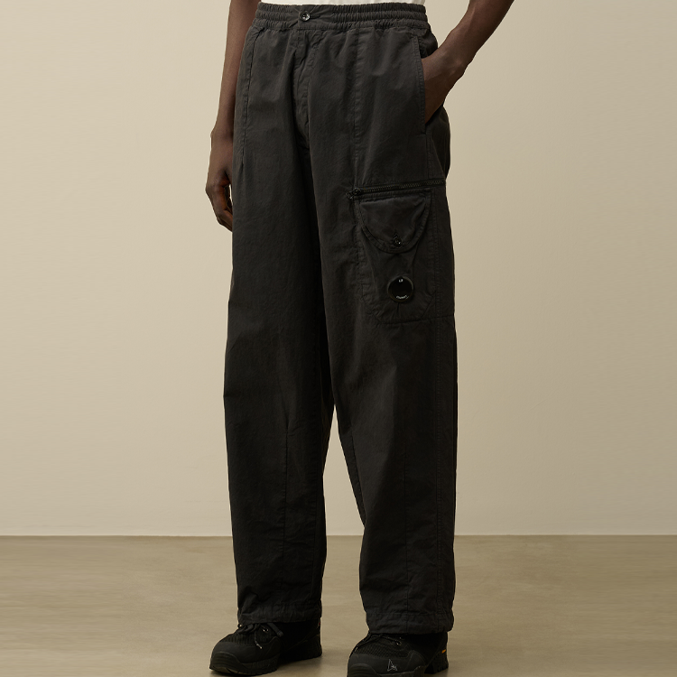 Purchase C.P. カンパニー FW24 ルーズフィット 刺繍ロゴパッチ カーゴパンツ ブラックサンド CMPA109A006134G995