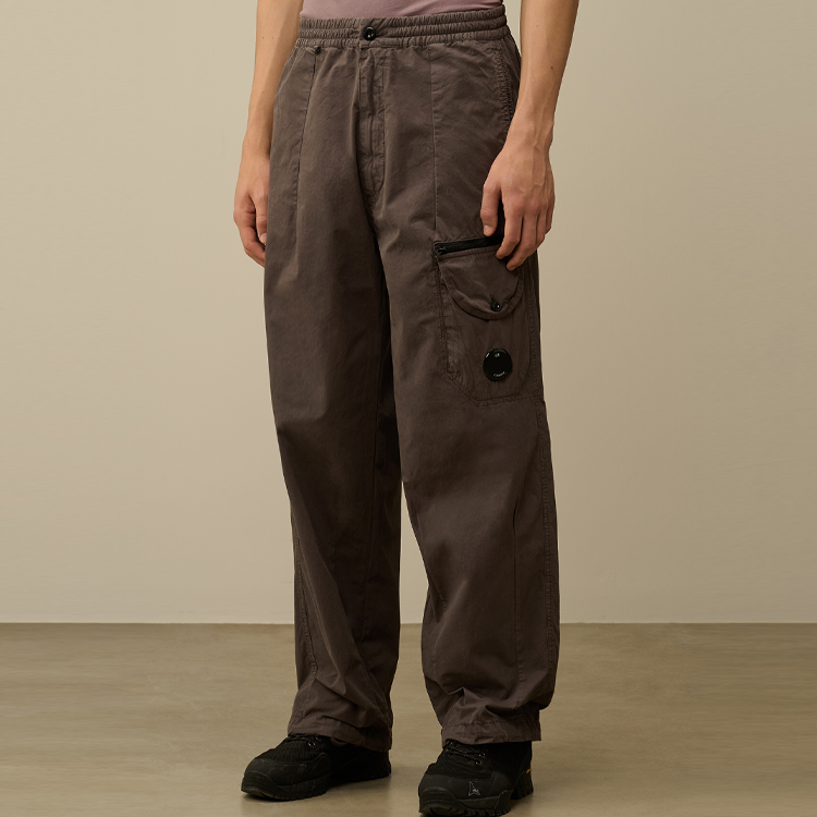 Purchase C.P. カンパニー FW24 パープル リラックス カーゴパンツ レンズディテール付き CMPA178A006134G771