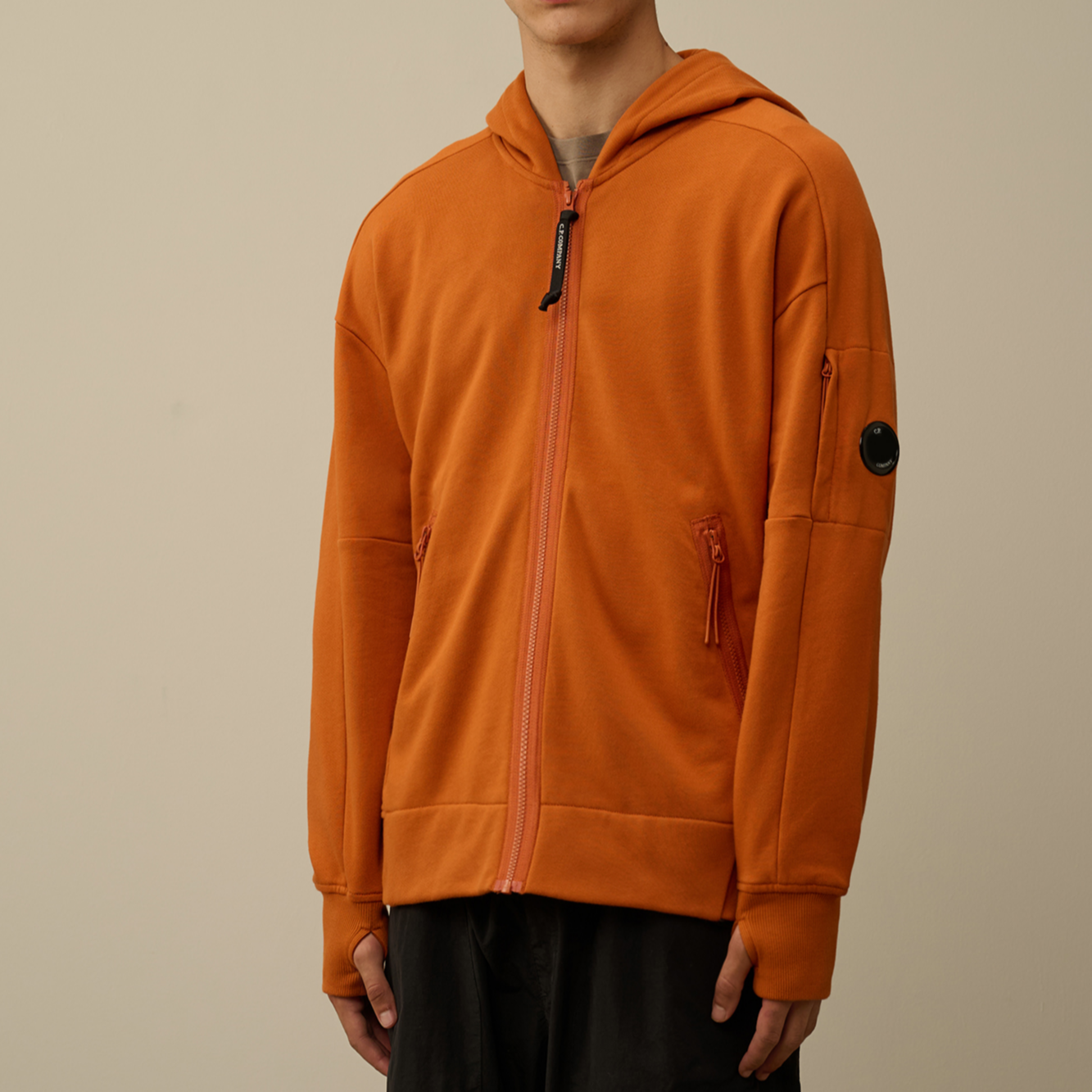 Lookbook C.P. Company FW24 Zip Hoodie dengan Lens Detail Warna Mumbai Brown. CMSS025A005086W438