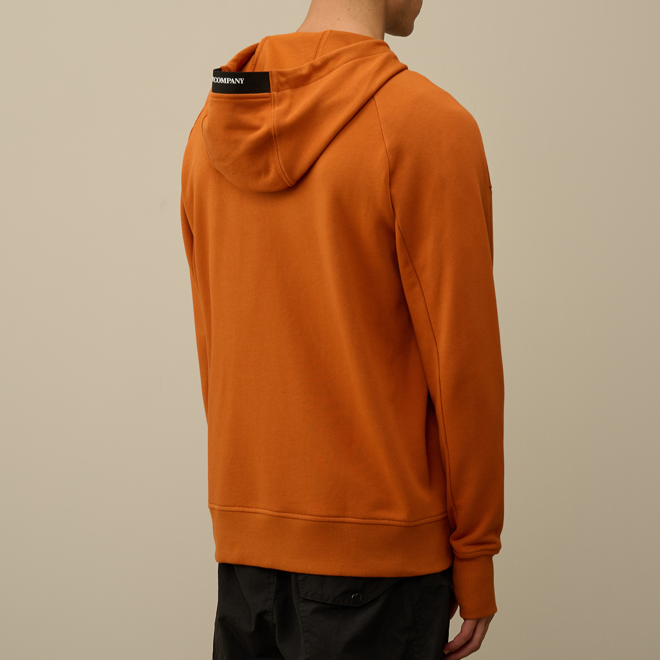 Shop C.P. Company FW24 Zip Hoodie dengan Lens Detail Warna Mumbai Brown. CMSS025A005086W438