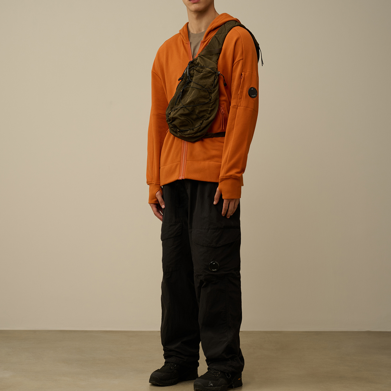 Purchase C.P. Company FW24 Zip Hoodie dengan Lens Detail Warna Mumbai Brown. CMSS025A005086W438