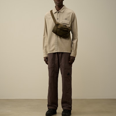 Kemeja Oversized Logo Bordir Kancing C.P. Company FW24 Khaki Pria. CMSH159A110181G327 Lookbook Kemeja Oversized Logo Bordir Kancing C.P. Company FW24 Khaki Pria. CMSH159A110181G327