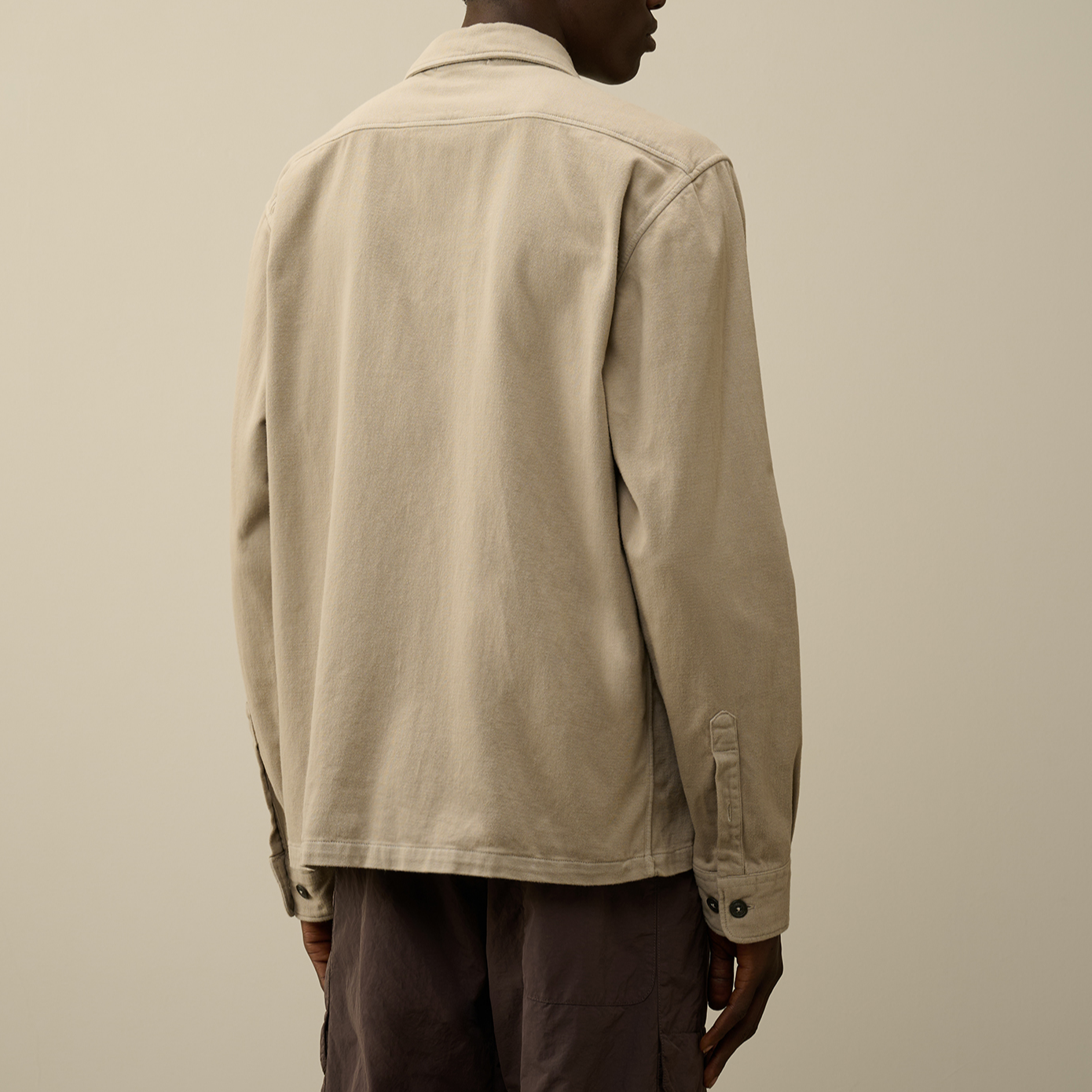 Shop Kemeja Oversized Logo Bordir Kancing C.P. Company FW24 Khaki Pria. CMSH159A110181G327