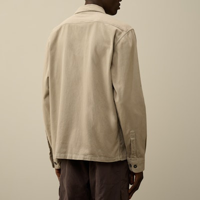 Kemeja Oversized Logo Bordir Kancing C.P. Company FW24 Khaki Pria. CMSH159A110181G327 Shop Kemeja Oversized Logo Bordir Kancing C.P. Company FW24 Khaki Pria. CMSH159A110181G327