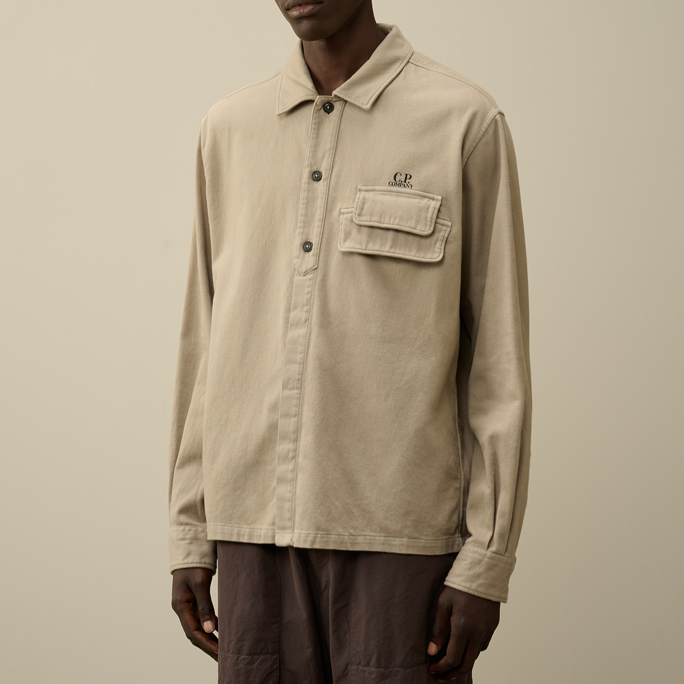 Purchase Kemeja Oversized Logo Bordir Kancing C.P. Company FW24 Khaki Pria. CMSH159A110181G327