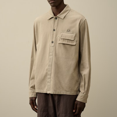 Kemeja Oversized Logo Bordir Kancing C.P. Company FW24 Khaki Pria. CMSH159A110181G327 Purchase Kemeja Oversized Logo Bordir Kancing C.P. Company FW24 Khaki Pria. CMSH159A110181G327