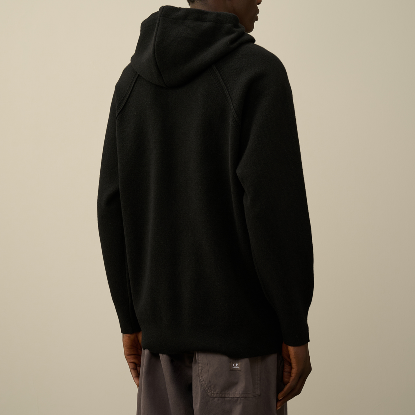 Purchase C.P. 컴퍼니 FW24 고글 디테일 후드 래글런 슬리브 스웨터 남성 블랙 CMKN149A110149A999