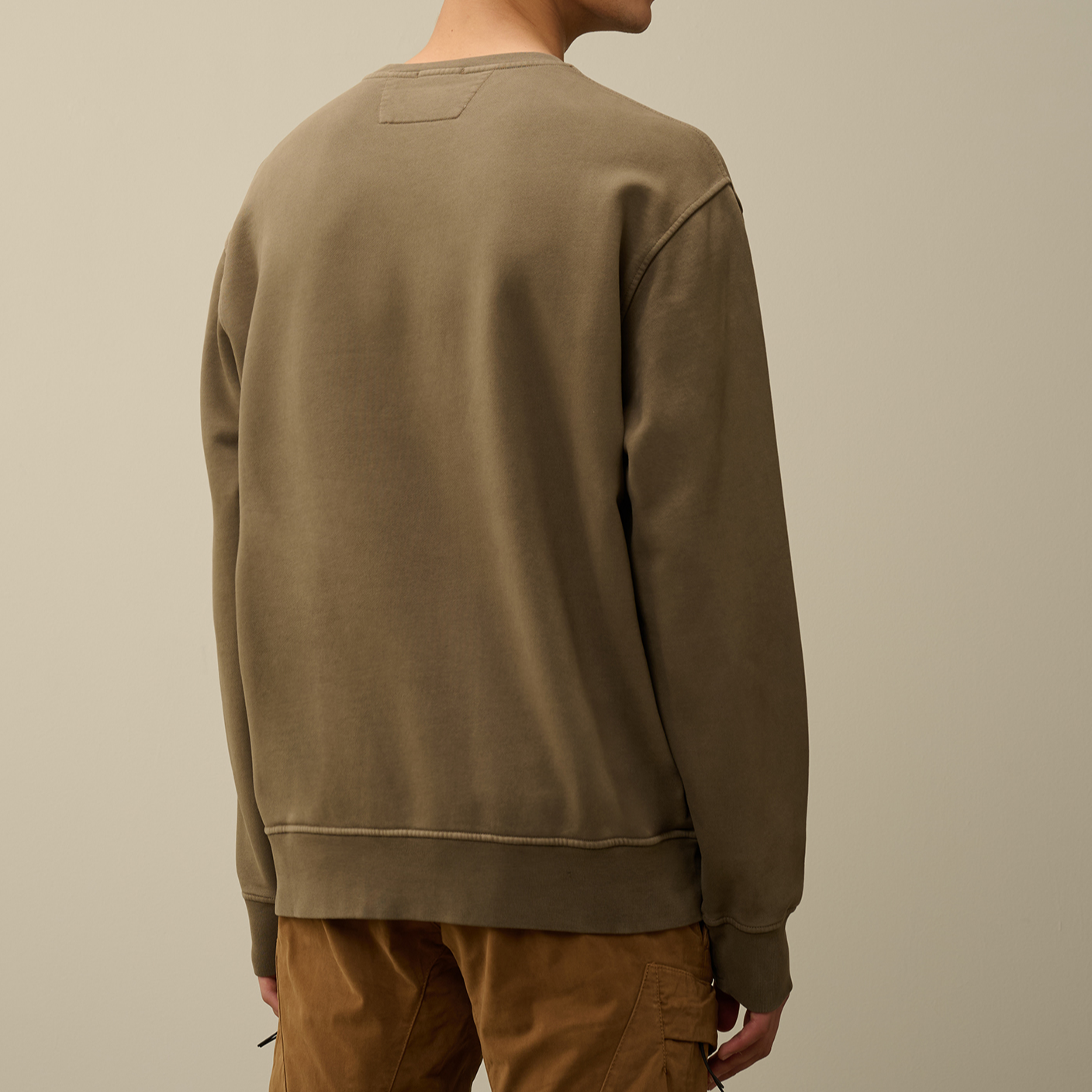 Shop C.P. カンパニー FW24 レンズ クルーネック オーバーサイズ スウェット メンズ ウォルナット. CMSS060A006372R359